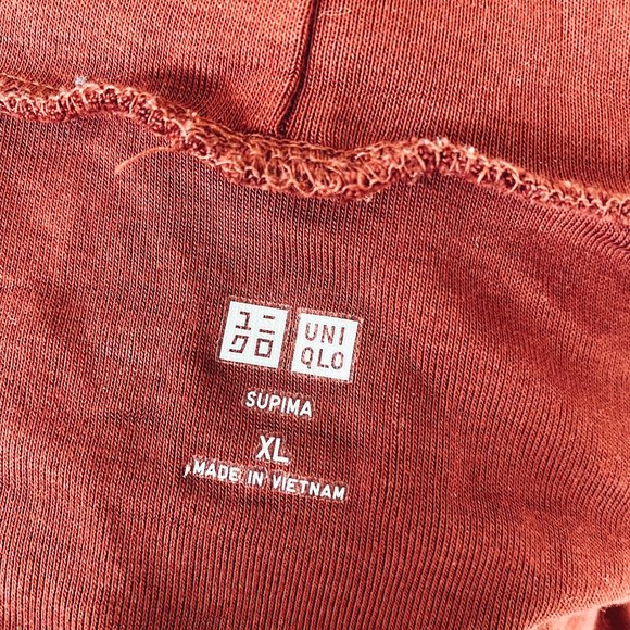 Uniqlo | Red Turtle Neck - Picture 2 of 3